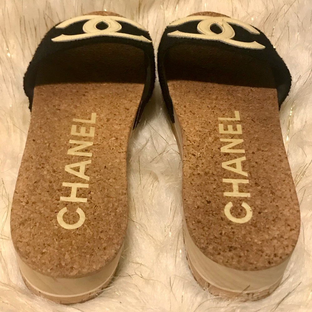 Chanel lovely slides Interlocking CC Logo  Patent leather and tweed❤️cork mules. - Picture 3 of 16